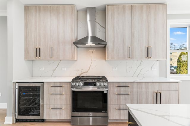 2411 N 77th Avenue, Elmwood Park, IL 60707