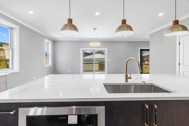 2411 N 77th Avenue, Elmwood Park, IL 60707