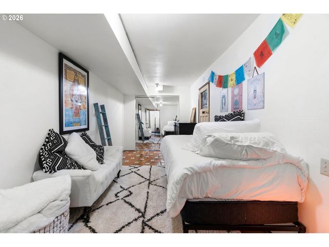 839 Sw BROADWAY Dr 78, Portland, OR 97201