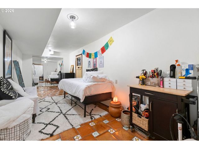 839 Sw BROADWAY Dr 78, Portland, OR 97201