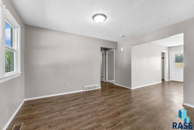 1012 W 8th St St E Street E, Sioux Falls, SD 57104