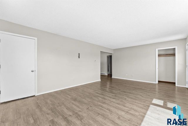 1012 W 8th St St E Street E, Sioux Falls, SD 57104