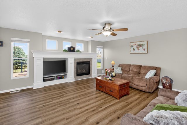 5890 Scenic View Drive, Pleasant Hill, IA 50327