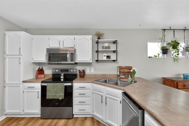 5890 Scenic View Drive, Pleasant Hill, IA 50327