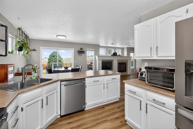 5890 Scenic View Drive, Pleasant Hill, IA 50327