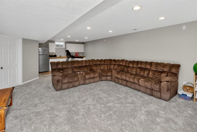 5890 Scenic View Drive, Pleasant Hill, IA 50327