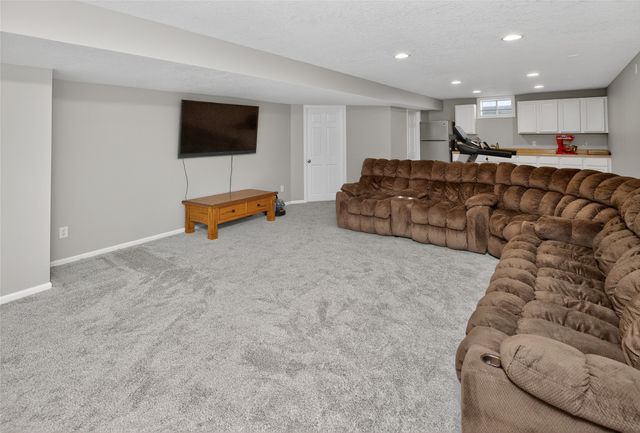 5890 Scenic View Drive, Pleasant Hill, IA 50327