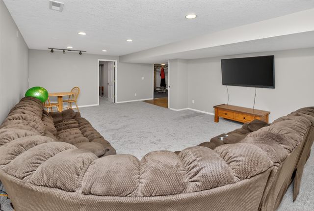 5890 Scenic View Drive, Pleasant Hill, IA 50327