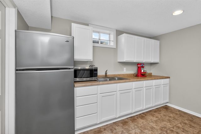 5890 Scenic View Drive, Pleasant Hill, IA 50327