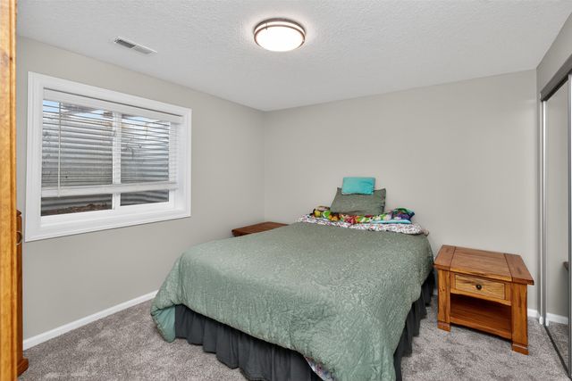 5890 Scenic View Drive, Pleasant Hill, IA 50327