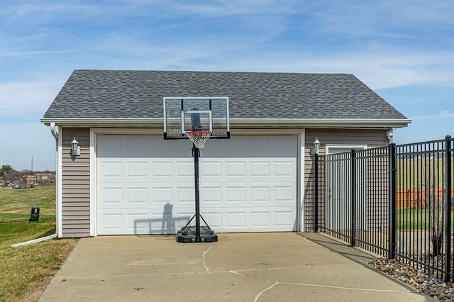 5890 Scenic View Drive, Pleasant Hill, IA 50327