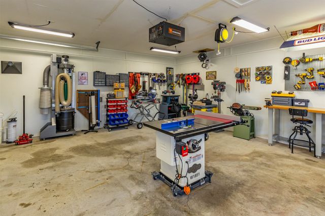 5890 Scenic View Drive, Pleasant Hill, IA 50327