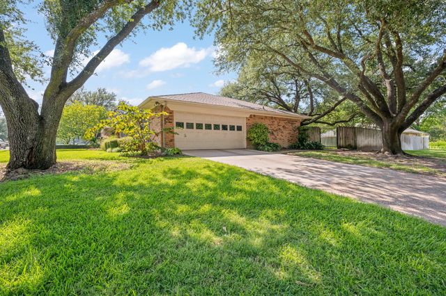 1502 Surry Place Drive, Cleburne, TX 76033