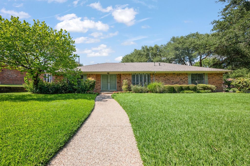 1502 Surry Place Drive, Cleburne, TX 76033