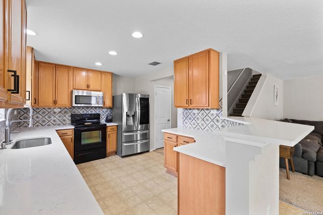5747 COLUMBIA DR, Cibolo, TX 78108