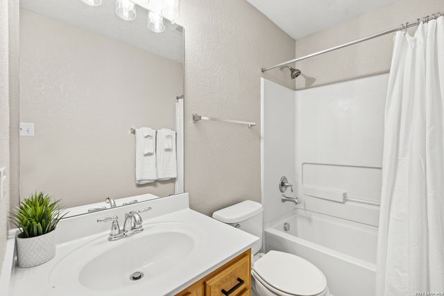 5747 COLUMBIA DR, Cibolo, TX 78108