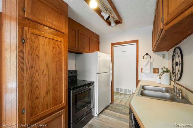 30238 S Stockton Drive, Farmington, MI 48336