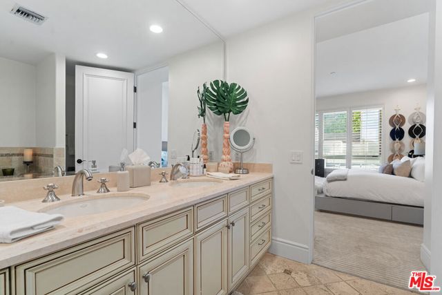 137 S Spalding Drive 304, Beverly Hills, CA 90212