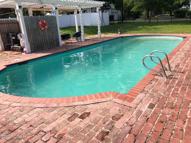 2736 E 15th Street, Joplin, MO 64801