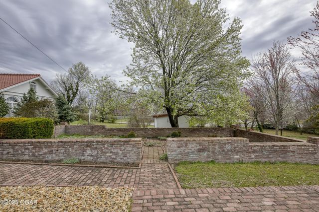 2736 E 15th Street, Joplin, MO 64801