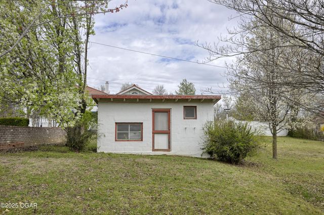 2736 E 15th Street, Joplin, MO 64801