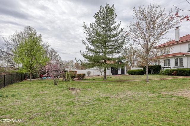 2736 E 15th Street, Joplin, MO 64801