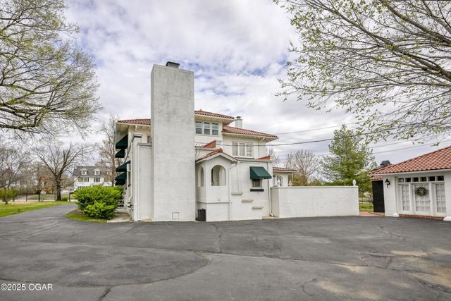 2736 E 15th Street, Joplin, MO 64801