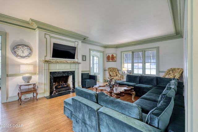 2736 E 15th Street, Joplin, MO 64801