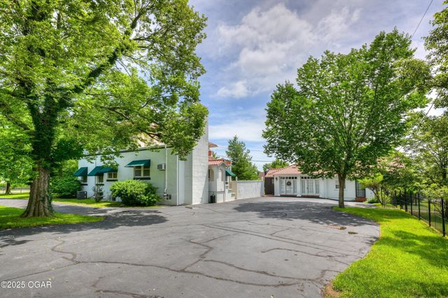 2736 E 15th Street, Joplin, MO 64801