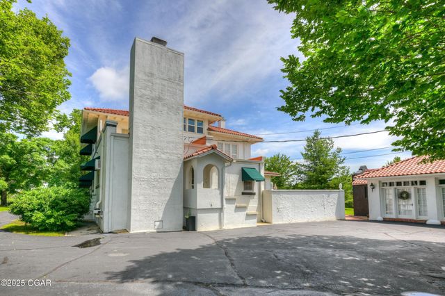 2736 E 15th Street, Joplin, MO 64801