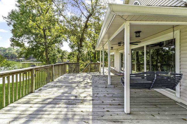 416 Island Dr, Livingston, TX 77351