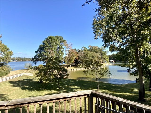 416 Island Dr, Livingston, TX 77351