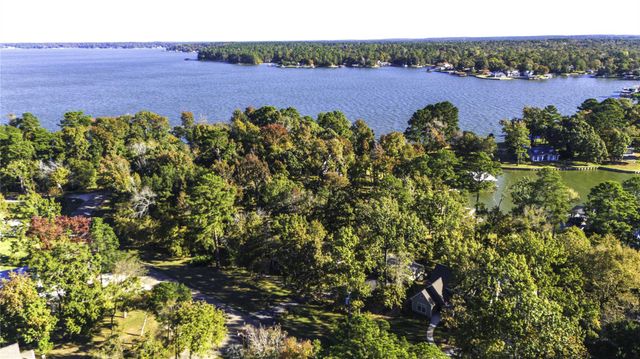 416 Island Dr, Livingston, TX 77351