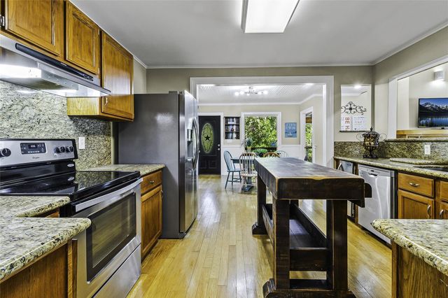 416 Island Dr, Livingston, TX 77351