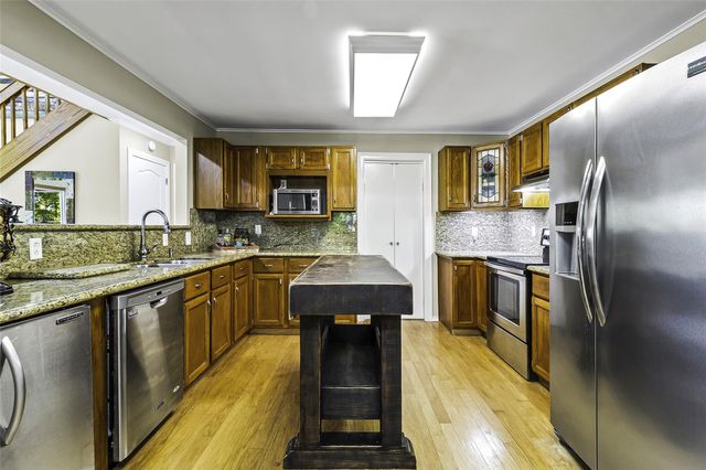 416 Island Dr, Livingston, TX 77351