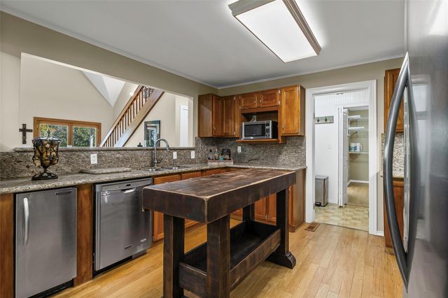 416 Island Dr, Livingston, TX 77351