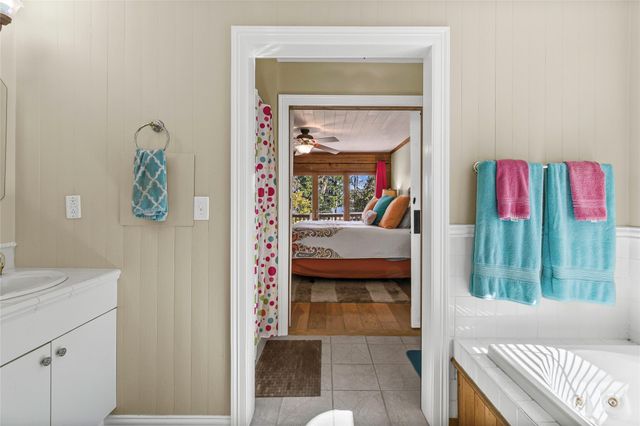 416 Island Dr, Livingston, TX 77351