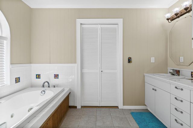 416 Island Dr, Livingston, TX 77351