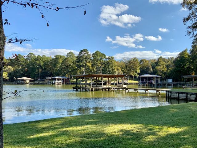 416 Island Dr, Livingston, TX 77351