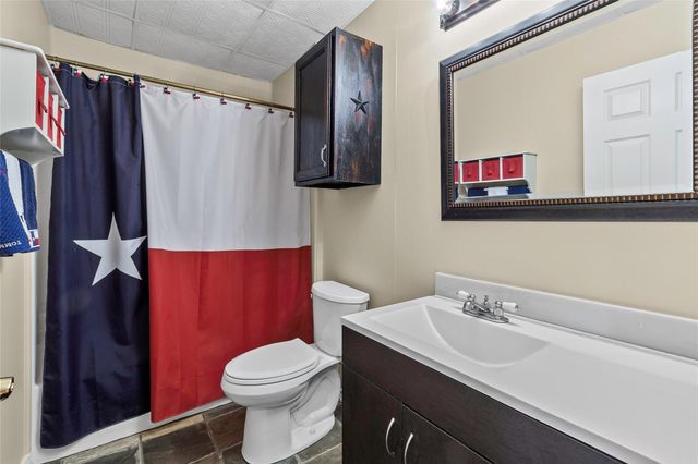 416 Island Dr, Livingston, TX 77351