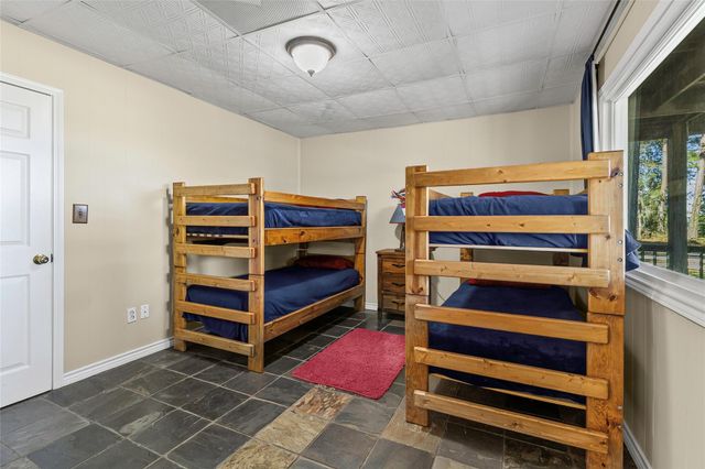 416 Island Dr, Livingston, TX 77351