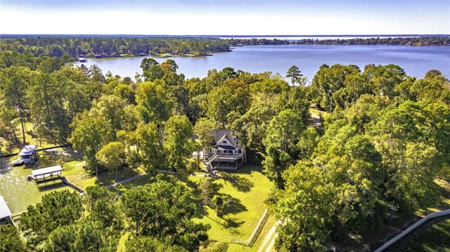 416 Island Dr, Livingston, TX 77351