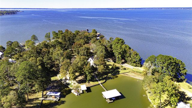 416 Island Dr, Livingston, TX 77351