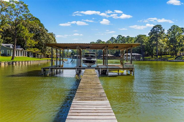 416 Island Dr, Livingston, TX 77351
