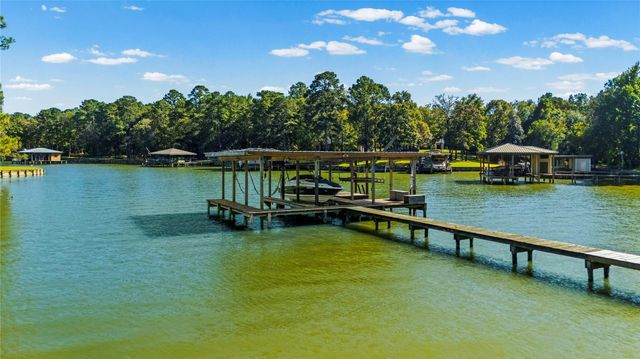 416 Island Dr, Livingston, TX 77351