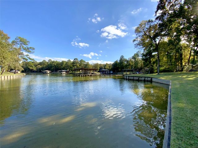 416 Island Dr, Livingston, TX 77351