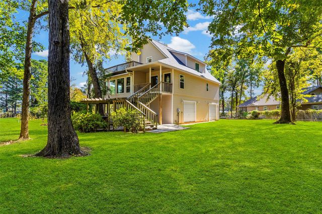 416 Island Dr, Livingston, TX 77351