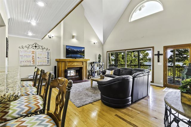 416 Island Dr, Livingston, TX 77351