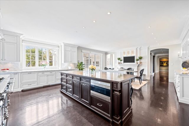 2220 Churchill Circle, Libertyville, IL 60048