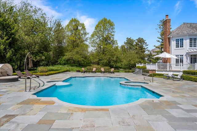 2220 Churchill Circle, Libertyville, IL 60048